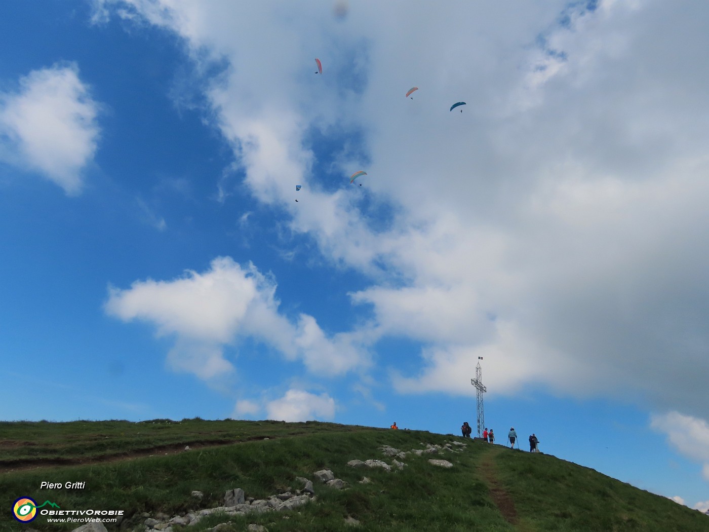 40 In alto i parapendio volano sul Linzone.JPG